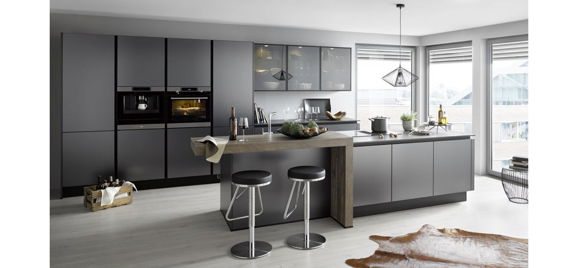 Küche Global 53.190 mit Grifflosen Design und Kochinsel in Titan metallic geschliffen Nachbildung